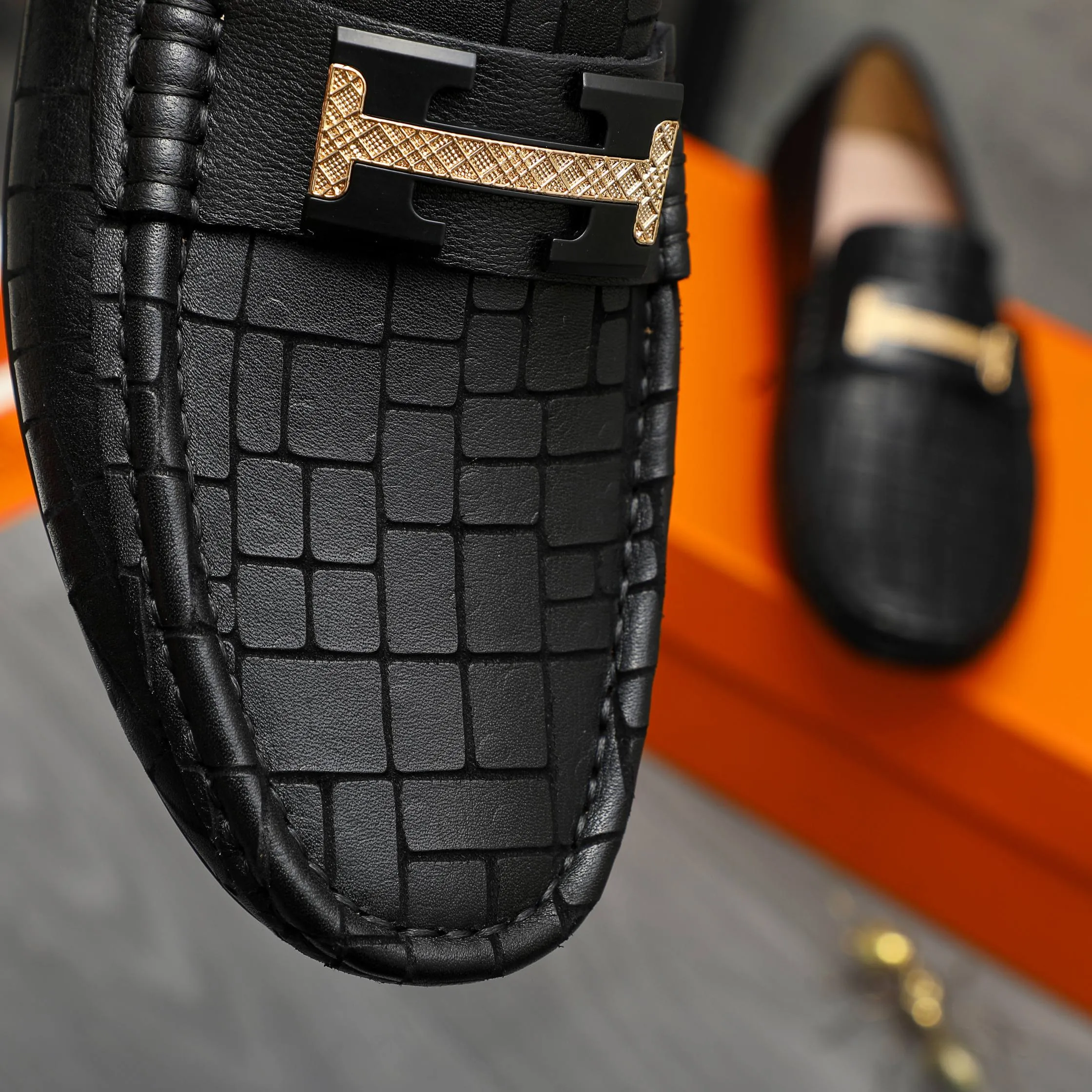 P380 Product trademark: HERMES "Hermes" casual slip-on men's shoes Regular size: 38-45 Product material: Selected embossed cowhide upper, sheepskin lining, rubber outsole